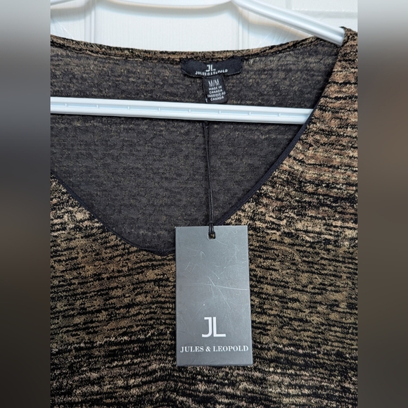 NWT Jules & Leopold Women's (Size M) V-Neck Top With Scalloped Hem and Sleeves - Picture 14 of 15